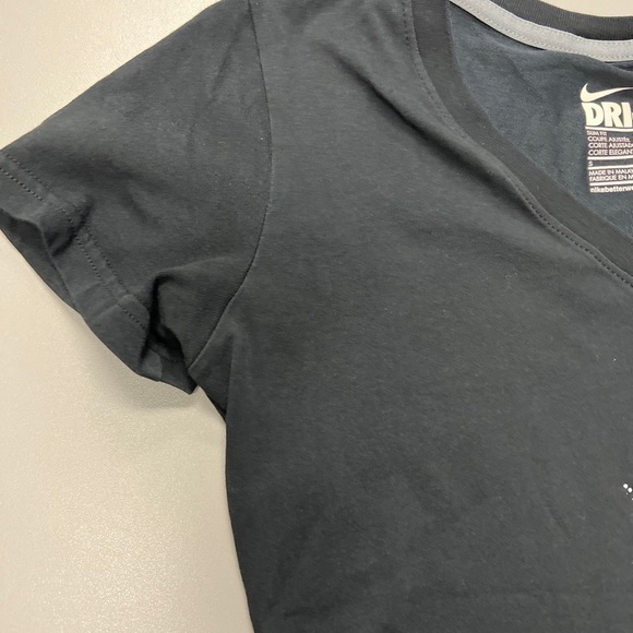 Nike Womens Small Dri-Fit Short Sleeve Black Graphic V-Neck Slim Fit Size Small - Picture 7 of 7